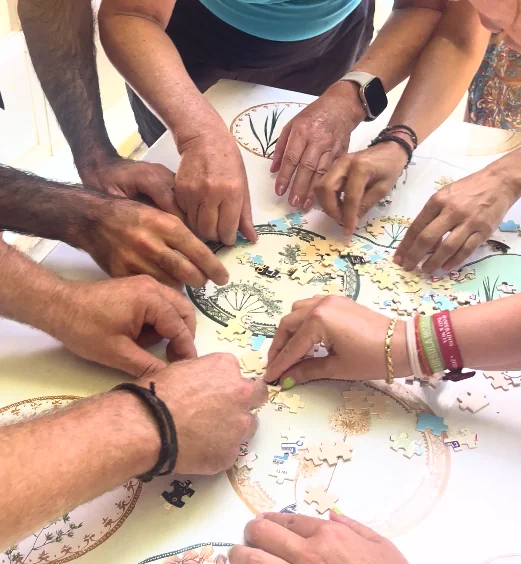 Participantes colaborando juntos en equipo para resolver una prueba
