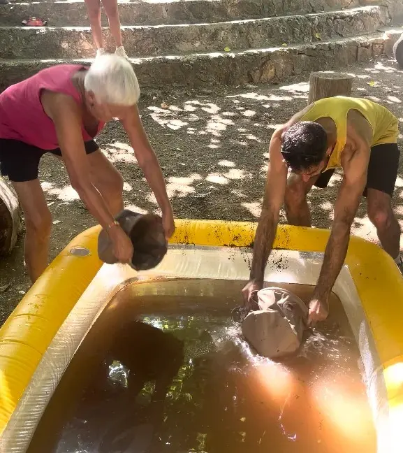 Participantes superando divertidos retos y pruebas en equipo